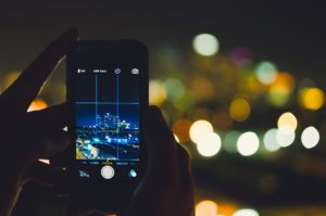 Smartphone Display zu hell? Dieser Lifehack macht dein iPhone richtig dunkel Smartphone Display zu hell? Dieser Lifehack macht dein iPhone richtig dunkel