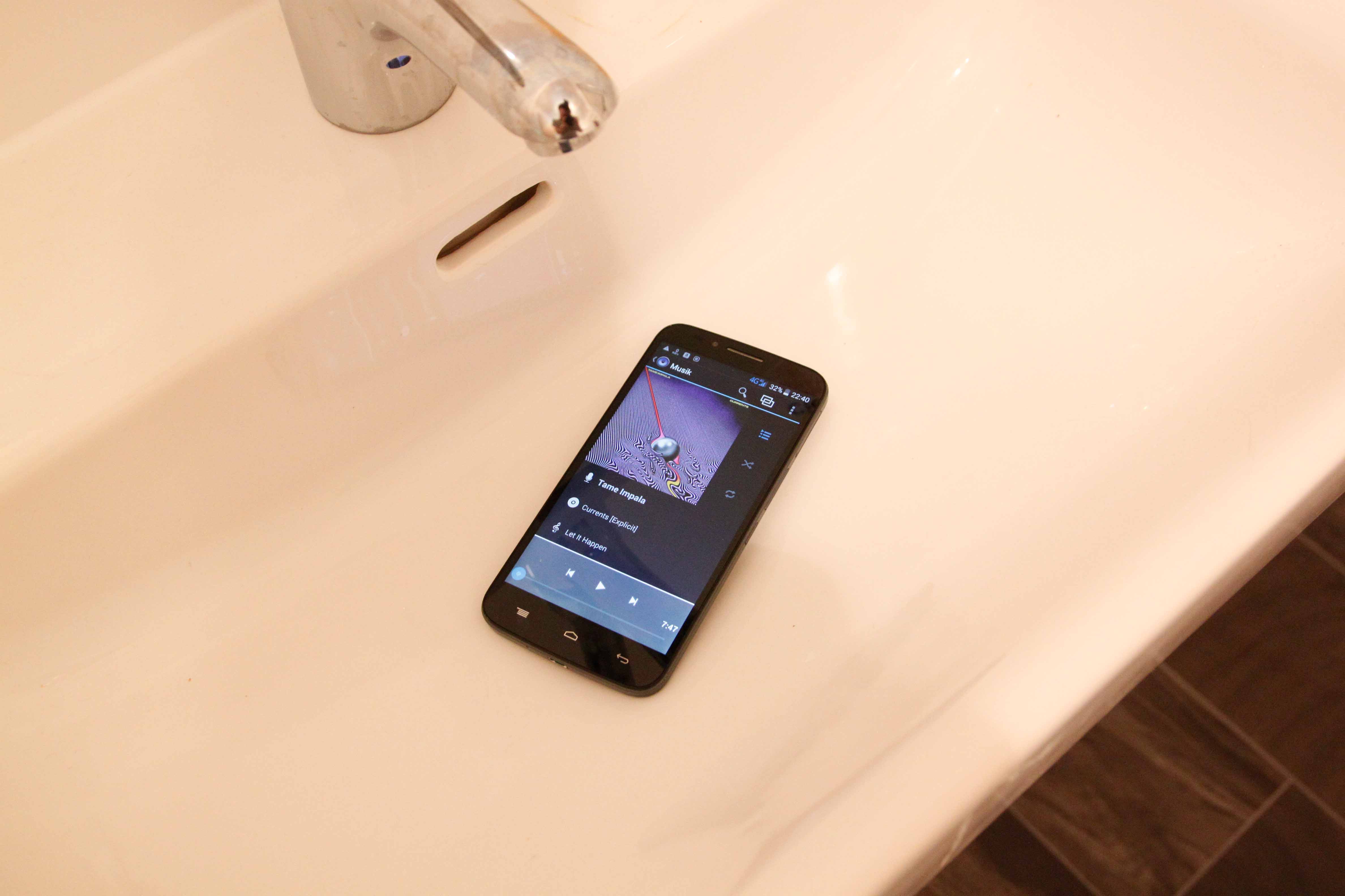 Smartphone im Waschbecken
